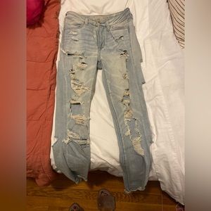 Distressed stretchy jeans